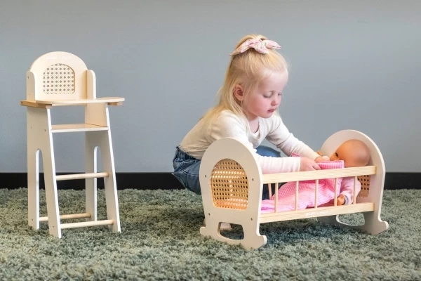 Afmeting poppenstoel: 27x24x56,5 cm