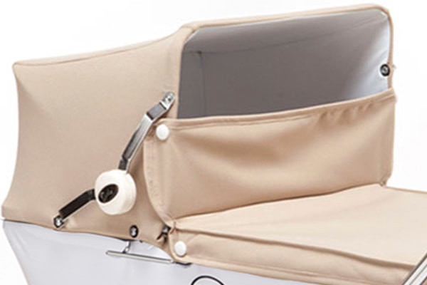 Inklapbare poppenwagen.