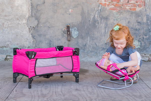 Uw popje slaapt heerlijk in het bedje of het wippertje.