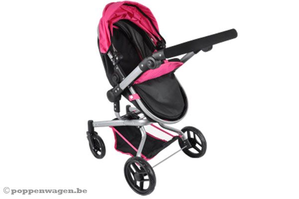 Buggy stand naar de pop toe.