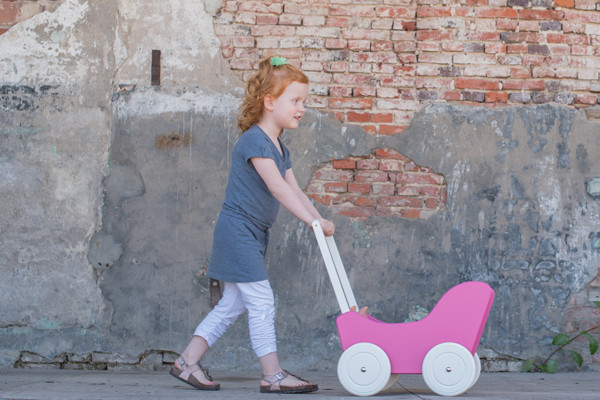 De perfecte poppenwagen voor poppenmoeders.