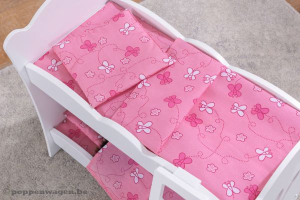 Inclusief beddengoed met vlinder motief.