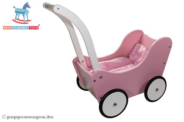 Roze poppenwagen van New Classic Toys.