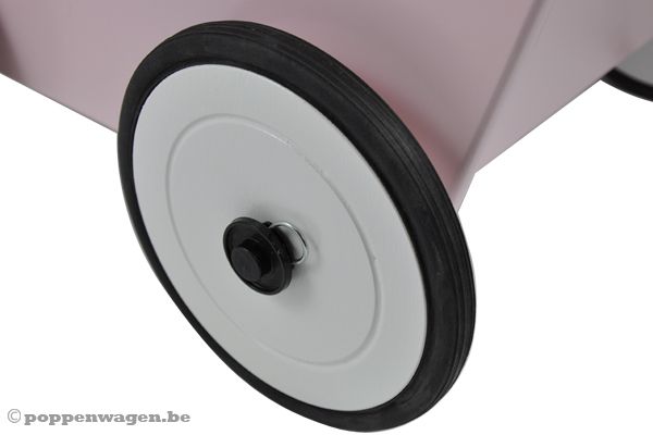 Met houten wielen en rubberen bandjes.