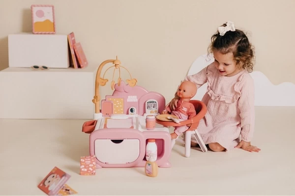 De pop kan eten in de stoel