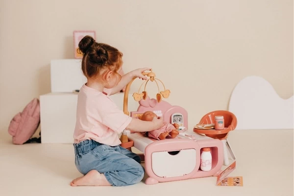 De pop kan slapen in het bed