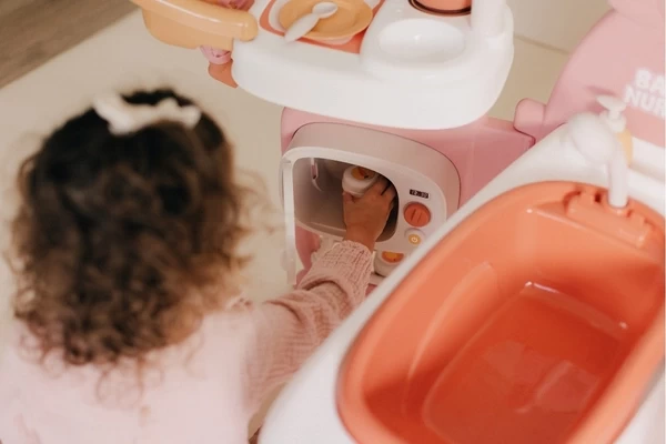 Een magnetron om de melk warm te maken