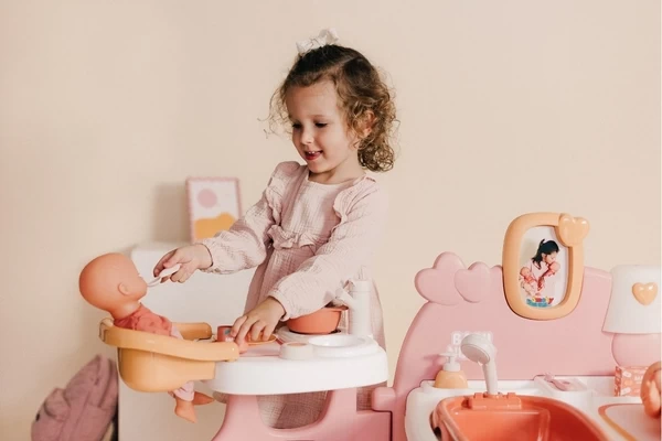 Zet de pop in de eetstoel