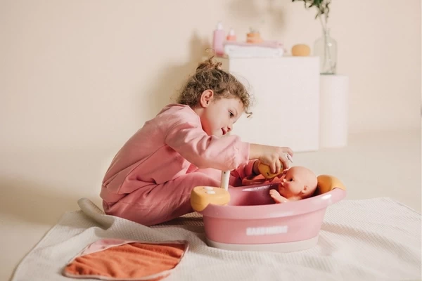 De thermometer verandert van kleur bij warm water