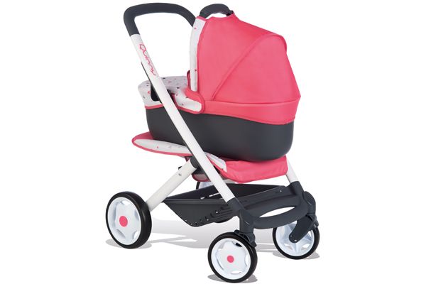 Met een poppenwagen.