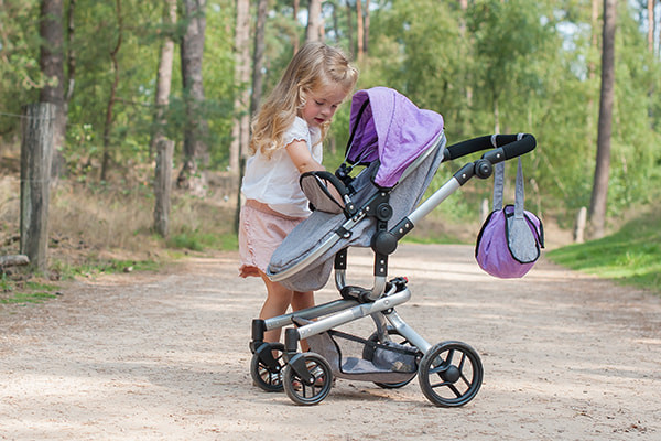 Met boodschappenmandje.