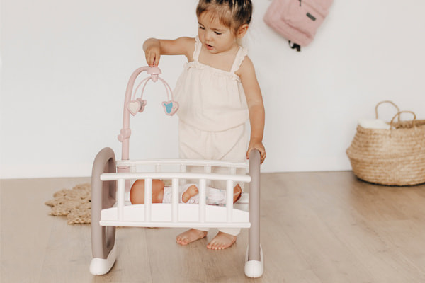 Mobiel met hartjes hangt erboven