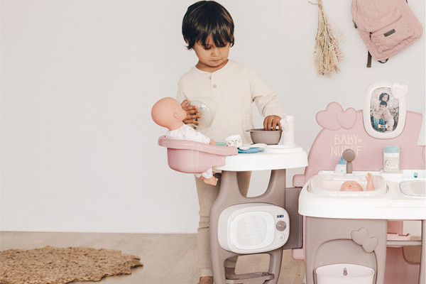 Zet de pop in de eetstoel