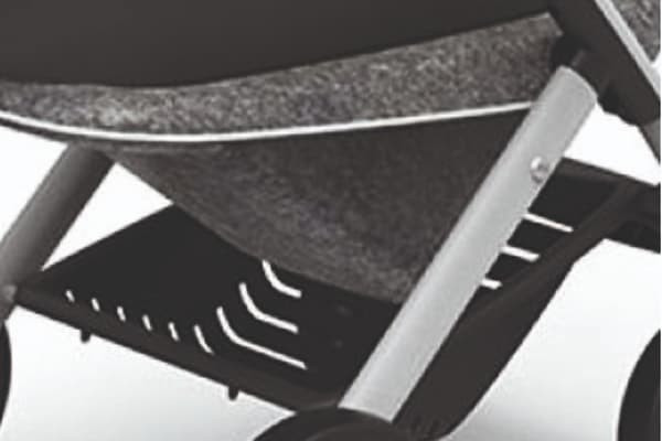 Met boodschappenmandje.